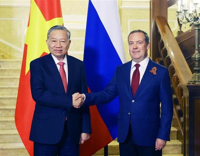 Le secrétaire général du Parti communiste du Vietnam (PCV), To Lam, (gauche) et Dmitri Medvedev, président du Parti Russie unie (PRU) et vice-président du Conseil de sécurité russe. Photo : VNA