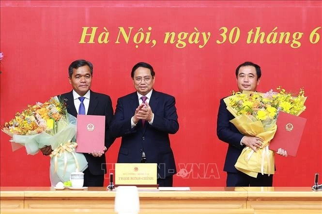 Le Premier ministre Pham Minh Chinh (centre), Tran Duc Thang et Ho Van Nien Photo : VNA