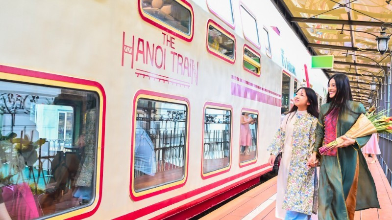 Des touristes testent le train à cinq portes, une nouvelle attraction touristique d'Hanoï. Photo : nhandan.vn