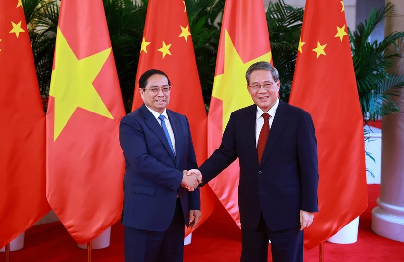 Le PM Pham Minh Chinh et son homologue chinois Li Qiang. Photo / VNA