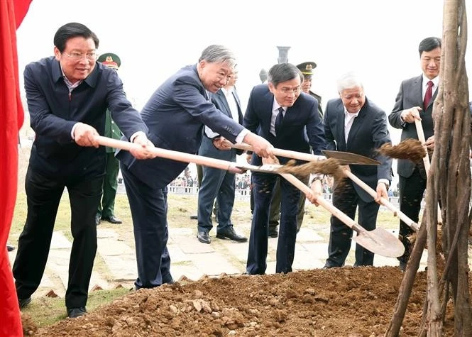 Le secrétaire général du Parti To Lam a assisté au lancement de la fête de plantation d'arbres de printemps 2025 dans la province de Ninh Binh. Photo : VNA