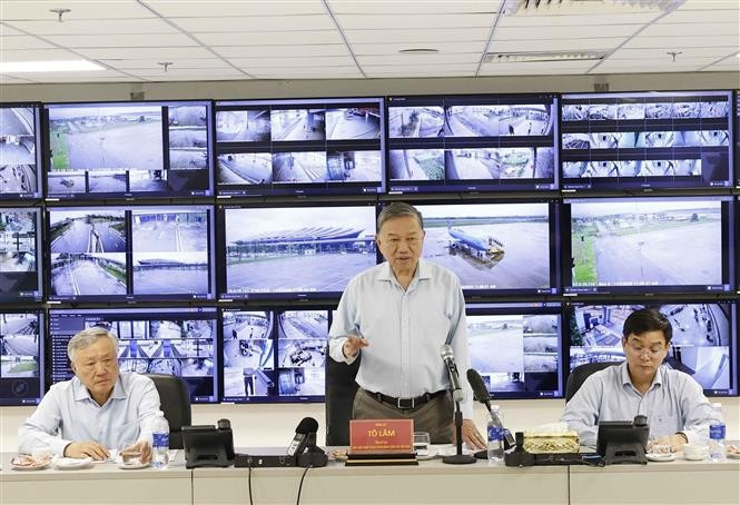 Le leader du Parti To Lam appelle à une reconstruction accélérée après les inondations de Hue. Photo : VNA