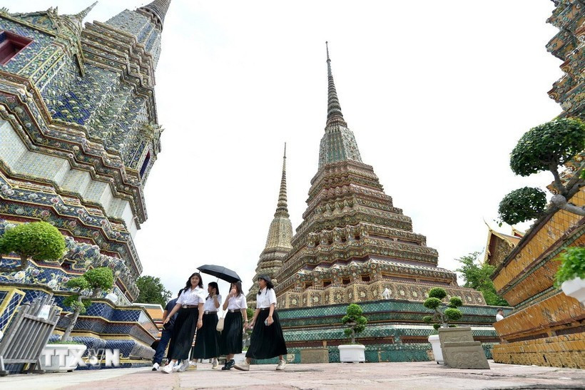 Visiteurs d'une pagode à Bangkok, en Thaïlande (Photo : Xinhua/VNA)