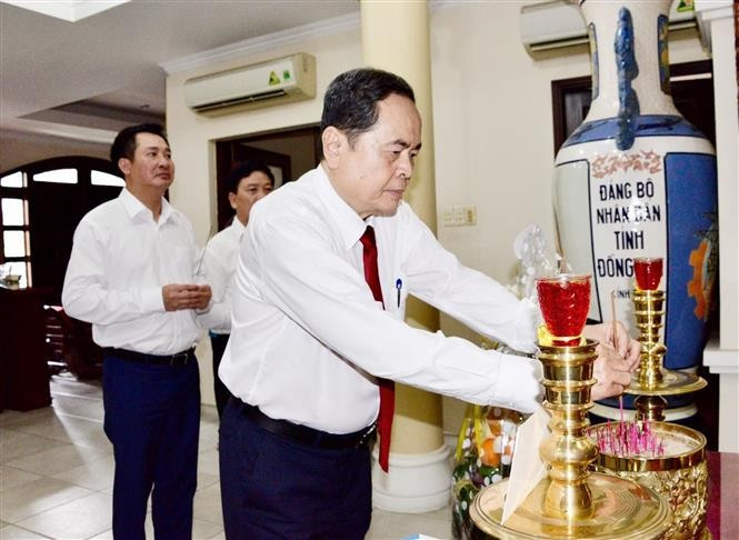 Le président de l'Assemblée nationale, Tran Thanh Man (deuxième à partir de la gauche), a offert de l'encens en hommage à l'ancien président de l'Assemblée nationale, Nguyen Huu Tho. Photo : quochoi.vn