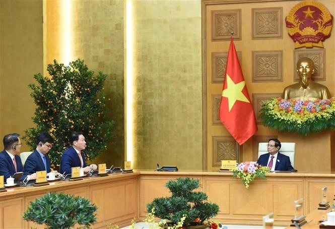 Le Premier ministre Pham Minh Chinh (droite) reçoit le président du groupe sud-coréen SK Chey Tae-won.. Photo : VNA