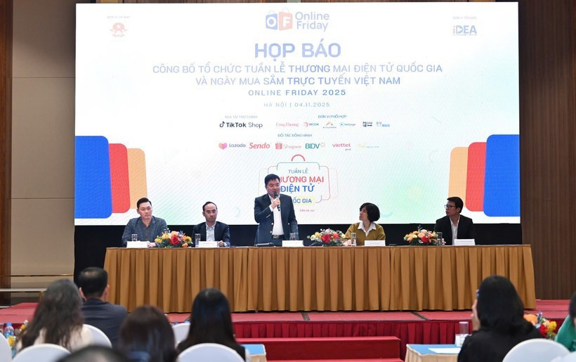 Lors de la conférence de presse sur la Semaine nationale du commerce électronique et la Journée du shopping en ligne au Vietnam (vendredi en ligne) 2025, le 4 novembre. (Photo : VNA)