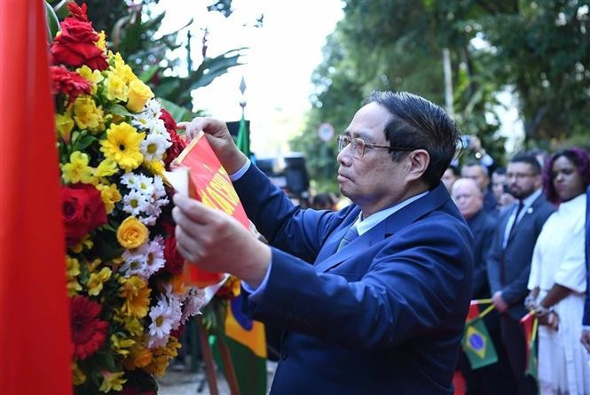 Le Premier ministre Pham Minh Chinh dépose une gerbe de fleurs au Président Ho Chi Minh au Brésil. Photo : VNA