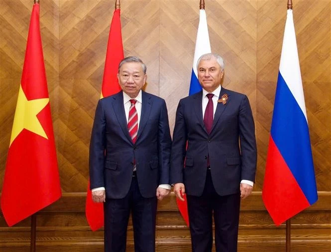 Le secrétaire général du Parti communiste du Vietnam (PCV), Tô Lâm, (gauche) et le président de la Douma, Viatcheslav Volodine. Photo : VNA