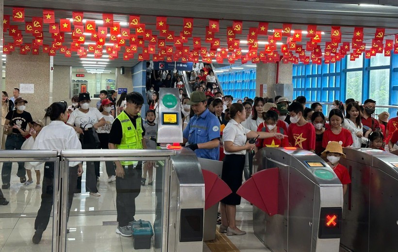 Un grand nombre de personnes ont emprunté le métro Cat Linh - Ha Dong pour se rendre sur place et assister à la répétition générale du défilé et de la procession organisés à l'occasion de la Fête nationale. (Photo : VNA)