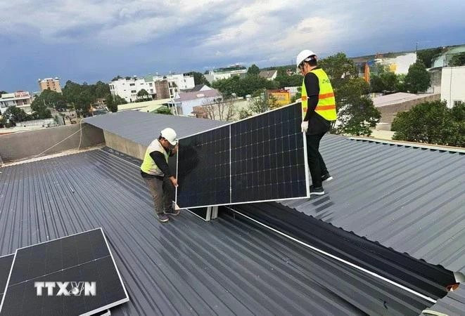 Installation de systèmes d'énergie solaire sur les toits. (Photo : VNA)
