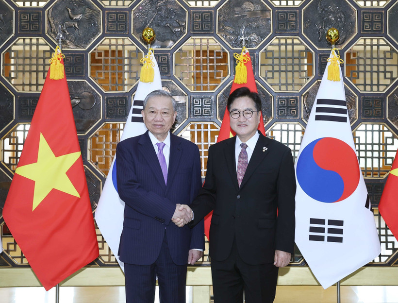 Le secrétaire général du Parti communiste du Vietnam Tô Lâm (gauche) et le président de l’Assemblée nationale sud-coréenne, Woo Won Sik. Photo : VNA