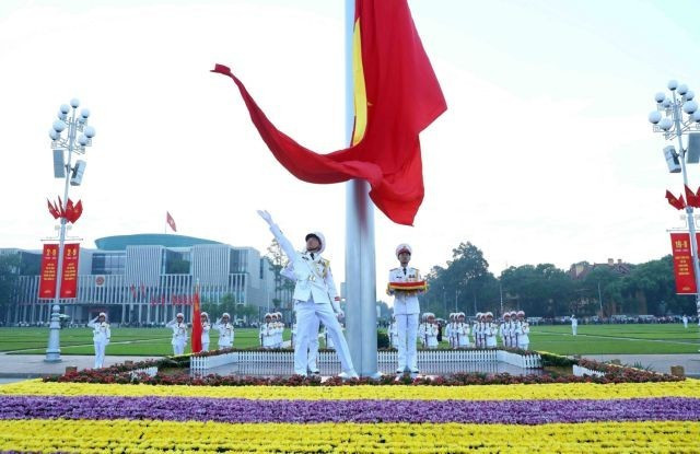 Cérémonie de lever du drapeau sur la place Ba Dinh à Hanoï (Photo : VNA)