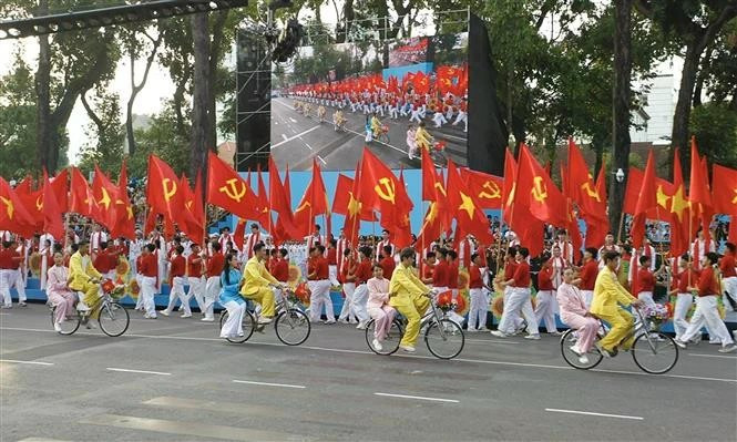 Performances artistiques d'artistes de Ho Chi Minh-Ville (Photo : VNA)