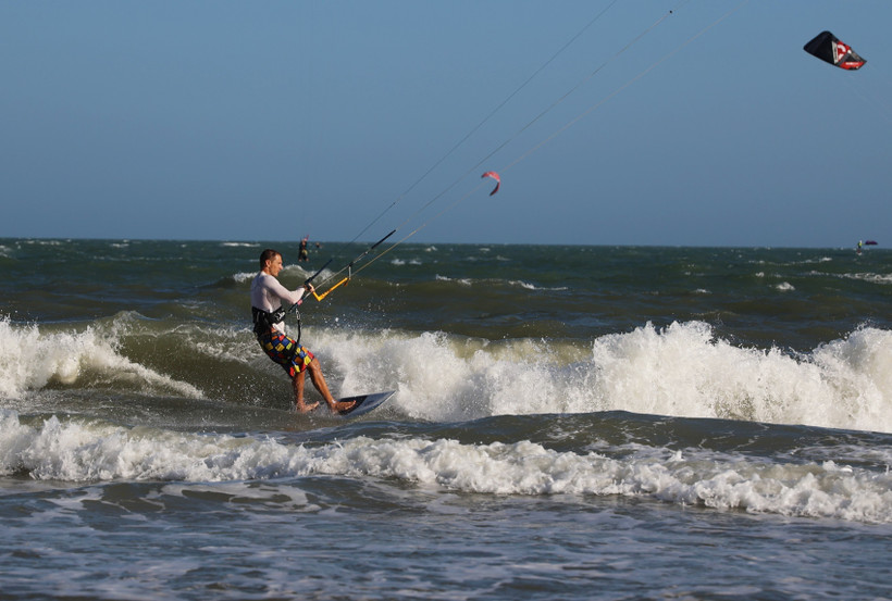 Des touristes internationaux font du kitesurf sur la plage de Mui Ne (Photo : VNA)
