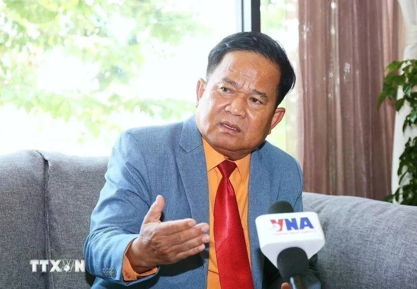 Khieu Kola, rédacteur en chef de la chaîne de télévision CNC du Royal Group et conseiller principal du président du Club des journalistes cambodgiens. Photo : VNA