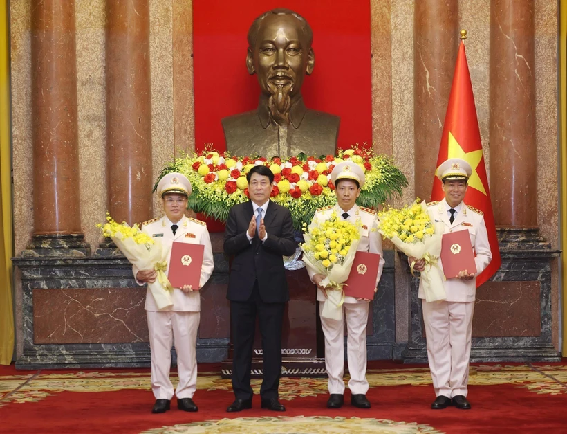 Le président vietnamien, Luong Cuong (2e, gauche) et trois vice-ministres de la Sécurité publique à l'honneur. Photo : VNA