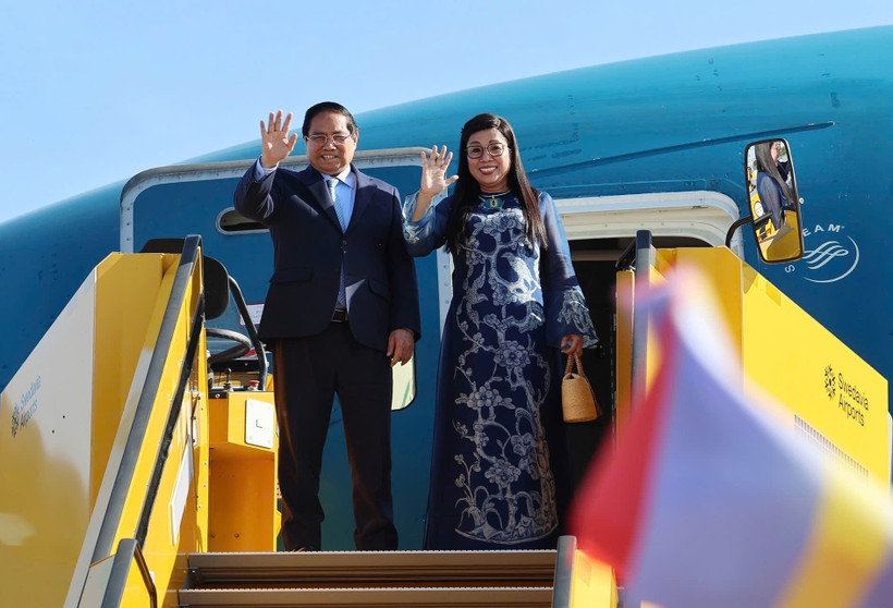 Le Premier ministre Pham Minh Chinh, son épouse et la délégation vietnamienne de haut rang sont rentrés à Hanoï le 14 juin au matin, concluant leur voyage de travail de dix jours en Europe. Photo : VNA