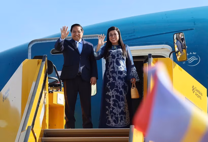 Le Premier ministre Pham Minh Chinh, son épouse et la délégation vietnamienne de haut rang sont rentrés à Hanoï le 14 juin au matin, concluant leur voyage de travail de dix jours en Europe. Photo : VNA