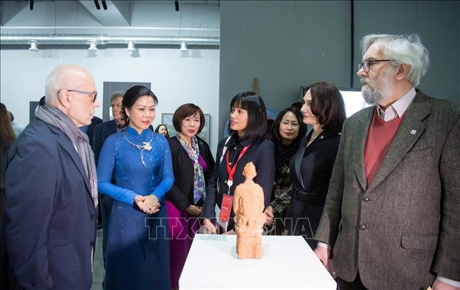 Madame Ngo Phuong Ly, épouse du secrétaire général du Comité central du Parti communiste du Vietnam To Lam, visite l'Institut d'art de l'Académie d'État de Moscou V.I. Sourikov. Photo : VNA