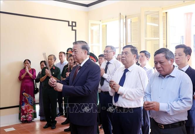 Le leader du Parti To Lam rend hommage au Président Ho Chi Minh à la maison historique du 48 Hàng Ngang à Hanoï. Photo : VNA