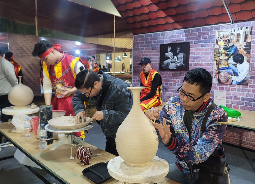 Ces dernières années, de nombreux villages de métiers traditionnels se sont imposés comme des destinations emblématiques du tourisme vietnamien. Photo : VNA