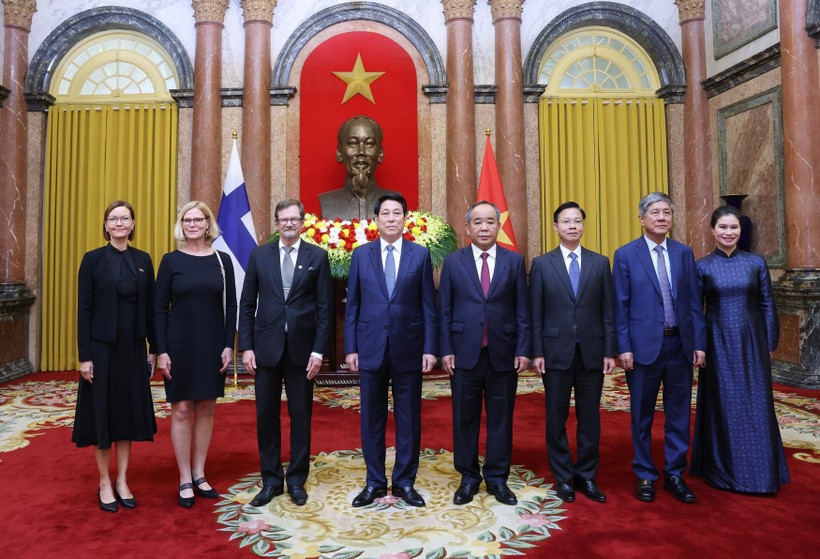 Le président Luong Cuong (quatrième en partant de la gauche), reçoit l'ambassadeur de Finlande, Pekka Voutilainen (troisième en partant de la gauche). (Photo : VNA)
