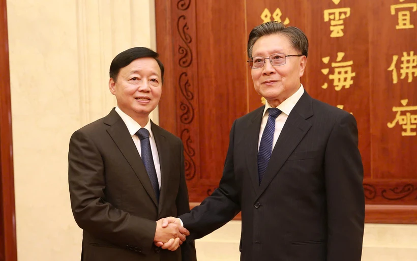  Le vice-Premier ministre Tran Hong Ha (gauche) et Wang Dongming, vice-président du Comité permanent de l'Assemblée populaire nationale de Chine. Photo : VNA 