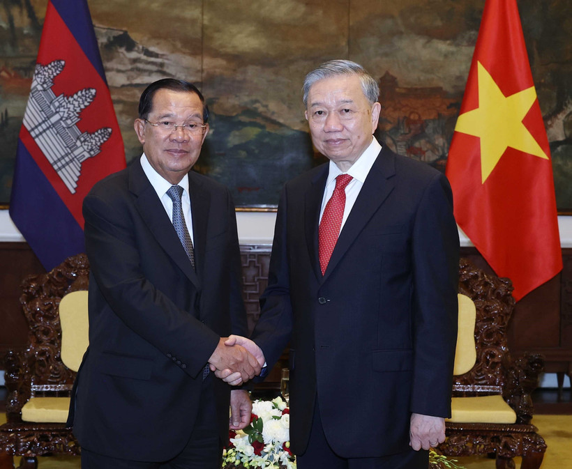 Le secrétaire général du Parti communiste du Vietnam To Lam (droite) et le président du Parti du peuple cambodgien (PPC) Hun Sen. Photo : VNA