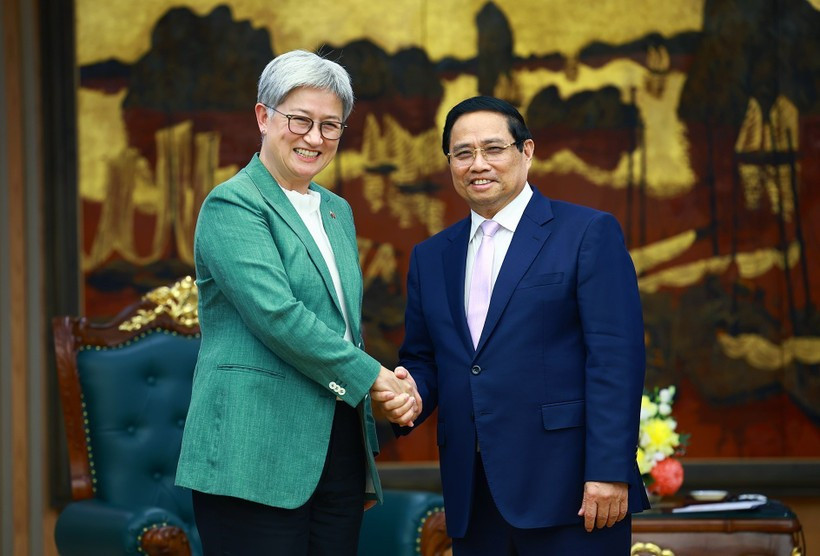 Le Premier ministre Pham Minh Chinh serre la main de la ministre australienne des Affaires étrangères, Penny Wong, à Hanoi, le 20 août. Photo : VNA