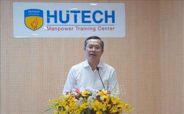 Le vice-ministre de l'Éducation et de la Formation, Nguyen Van Phuc, prend la parole lors d'une conférence à Hô Chi Minh-Ville le 26 décembre pour examiner la mise en œuvre des stratégies nationales de développement de la main-d'œuvre dans le secteur des semi-conducteurs (Photo : VNA).