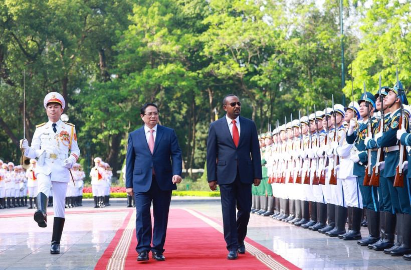 Le Premier ministre Pham Minh Chinh (droite) et son homologue éthiopien Abiy Ahmed Ali passent en revue la garde d'honneur de l'Armée populaire du Vietnam. Photo: VNA