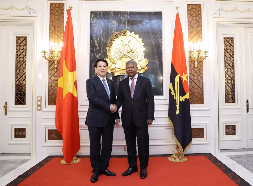 Le président vietnamien Luong Cuong (gauche) et son homologue angolais João Manuel Gonçalves Lourenço. Photo : VNA