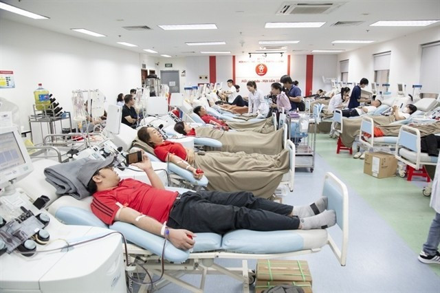 Des jeunes donnent leur sang à l'Institut national d'hématologie et de transfusion sanguine de Hanoï. (Photo : NIHBT)