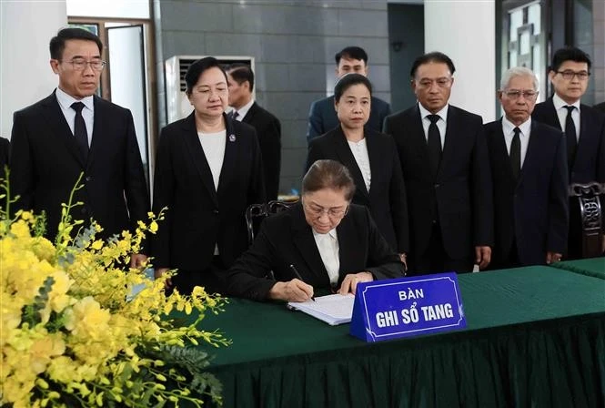 La vice-présidente Pany Yathotou a écrit le registre de condoléance. Photo : VNA