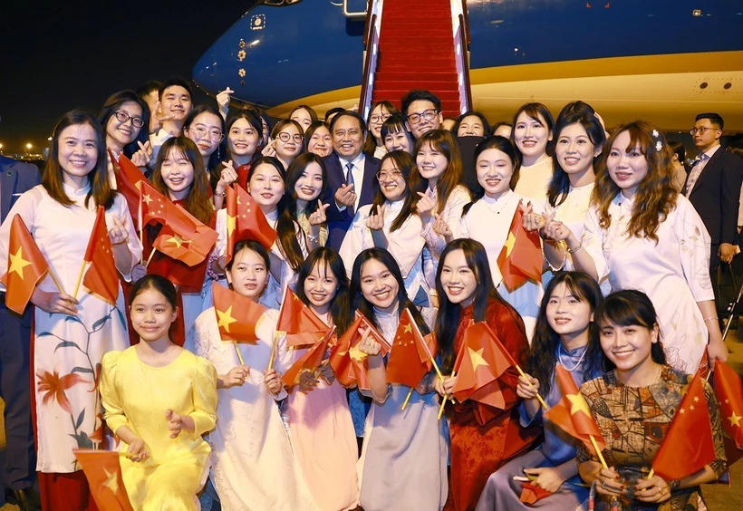 Cérémonie d'adieu du Premier ministre Pham Minh Chinh à l'issue de son voyage au 16e Forum économique mondial de Tianjin et de sa visite de travail en Chine. (Photo : VNA)