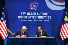 Le Premier ministre malaisien Anwar Ibrahim (droite) et le président américain Donald Trump. 