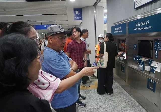 Les passagers attendent pour acheter des billets sur la ligne 1 du métro à Ho Chi Minh-Ville (Photo : VNA)