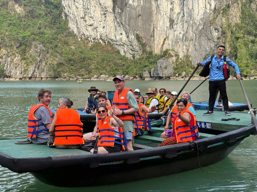 Des touristes visitent la Baie d'Ha Long. Photo : VNA
