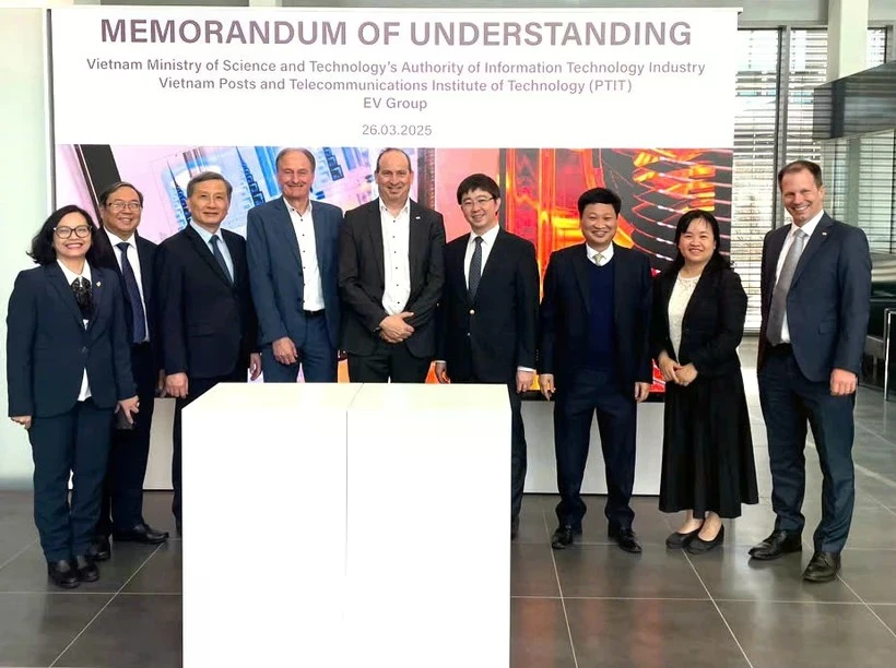 Le vice-ministre des Sciences et de la Technologie Bui Hoang Phuong et les délégués à la cérémonie de signature du protocole d'accord entre les unités. (Photo : Ministère des Sciences et des Technologies)