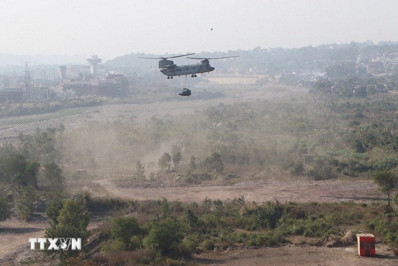 Des avions larguent des fournitures de secours lors de VINBAX 2024. (Photo : VNA)