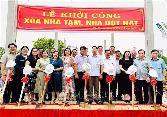 Les participants à la cérémonie dans le district de Dam Doi, province de Ca Mau, le 21 mars (Photo : VNA)