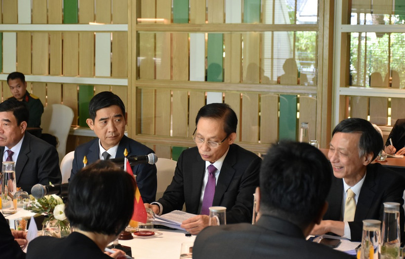 Le ministre des Affaires étrangères, Le Hoai Trung lors de la rencontre. Photo : VNA