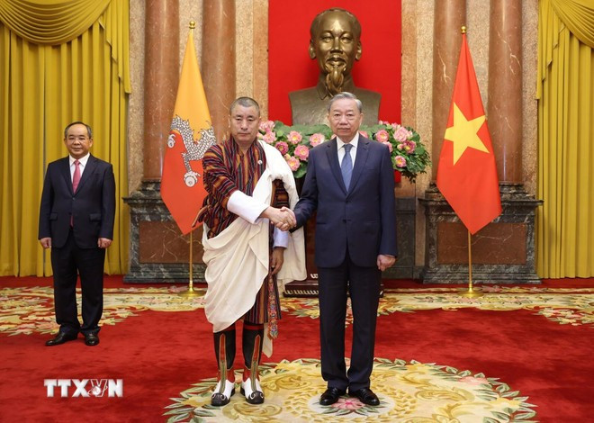 Le secrétaire général et président To Lam (droite) et l'ambassadeur du Royaume du Bhoutan au Vietnam Kinzang Dorji en septembre 2024. Photo : VNA