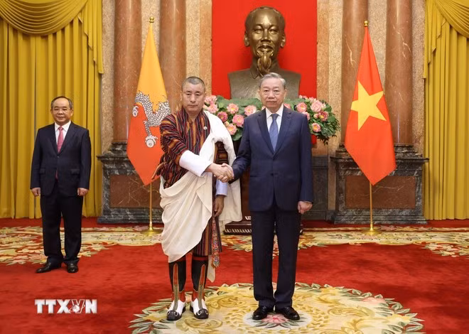 Le secrétaire général et président To Lam (droite) et l'ambassadeur du Royaume du Bhoutan au Vietnam Kinzang Dorji en septembre 2024. Photo : VNA
