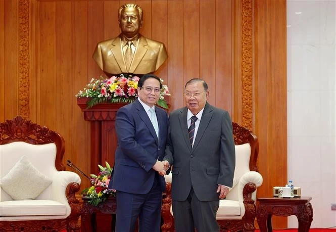 Le Premier ministre Pham Minh Chinh rencontre l'ancien secrétaire général du Parti et ancien président du Laos Bounnhang Vorachit (droite). Photo : VNA