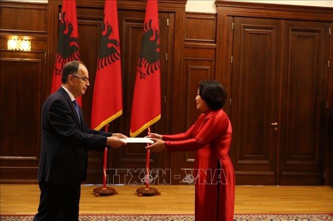 L’ambassadrice du Vietnam en Grèce, également accréditée auprès de l’Albanie, Pham Thi Thu Huong, a présenté ses lettres de créance au président albanais Bajram Begaj. Photo : VNA