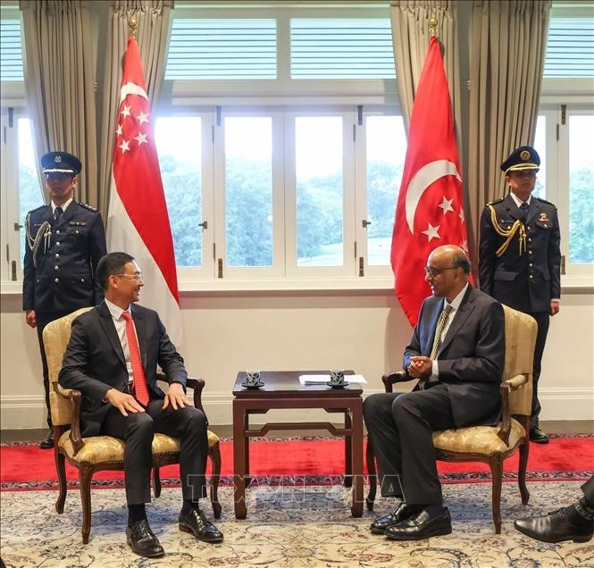 Le président singapourien Tharman Shanmugaratnam (droite) et ll'ambassadeur du Vietnam à Singapour, Tran Phuoc Anh. Photo : VNA