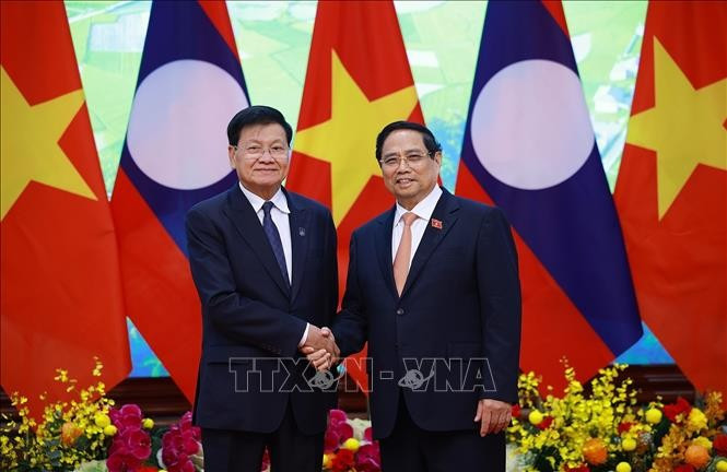 Le Premier ministre Pham Minh Chinh (VNA) et le secrétaire général du Parti révolutionnaire populaire et président du Laos, Thongloun Sisoulith. Photo : VNA