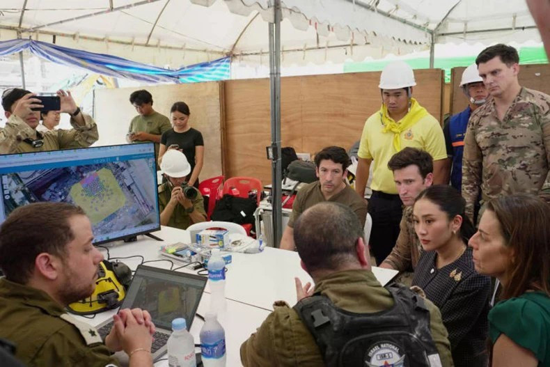 La Première ministre Paetongtarn Shinawatra écoute un briefing d'une équipe de secouristes israéliens faisant partie d'un contingent international travaillant sur le chantier effondré à Bangkok. (Photo : Bangkok Post)