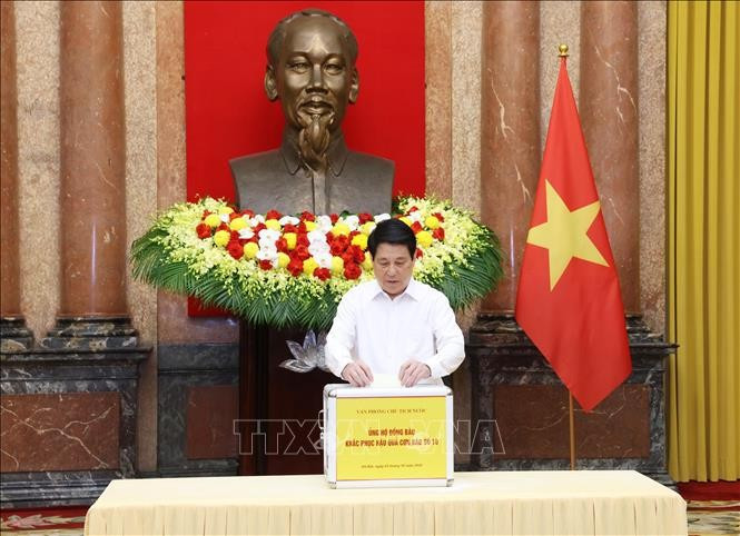 Le président Luong Cuong fait don pour aider les victimes affectées par le typhon Bualoi et les pluies torrentielles. Photo : VNA